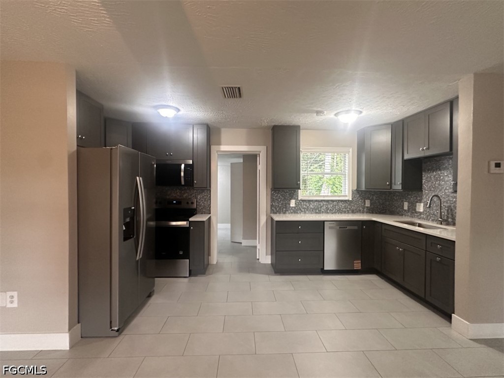 3 Bed SingleFamilyResidence for Sale in Fort Myers, photo 4