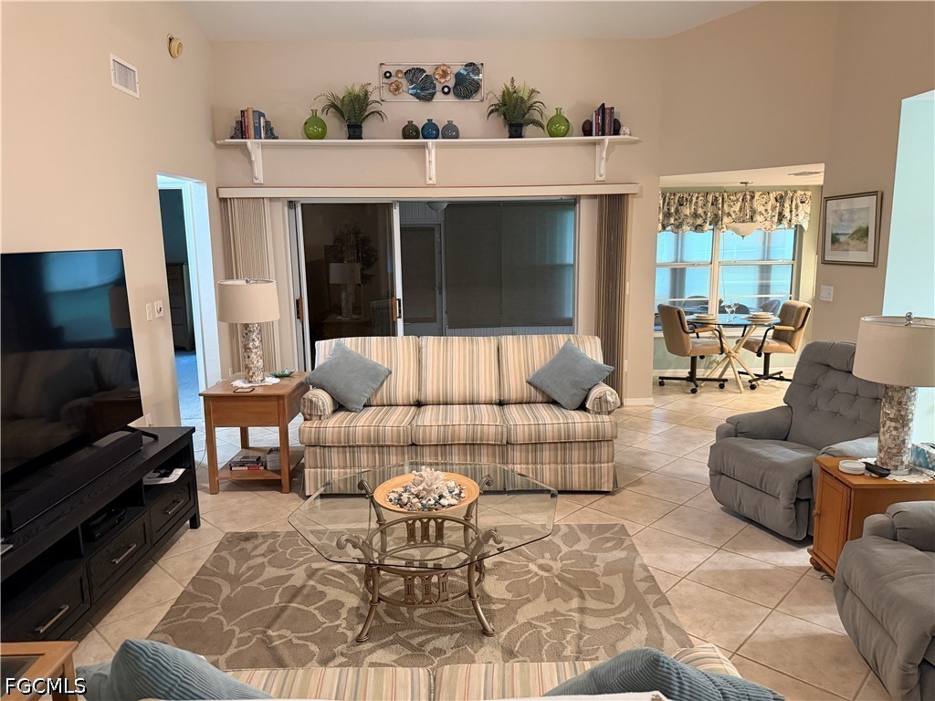 2 Bed SingleFamilyResidence for Sale in North Fort Myers, photo 4