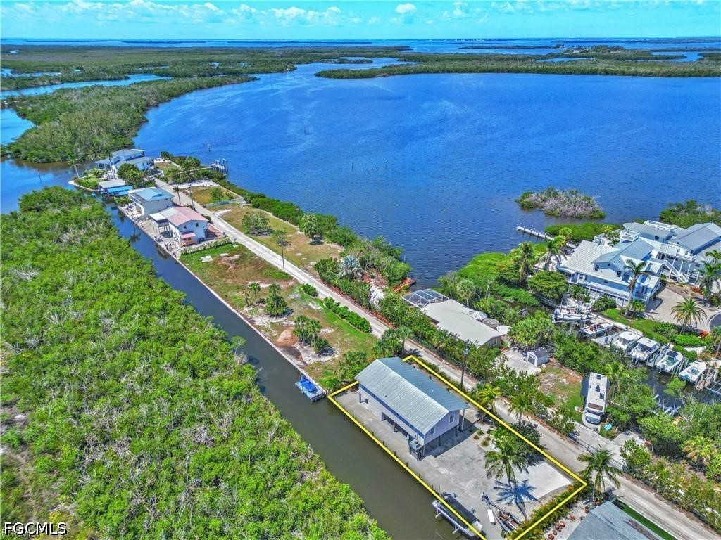 3 Bed Waterfront Home for Sale in Bokeelia, photo 4