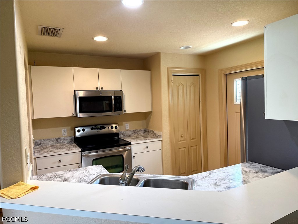 3 Bed SingleFamilyResidence for Sale in Cape Coral, FL — photo 4