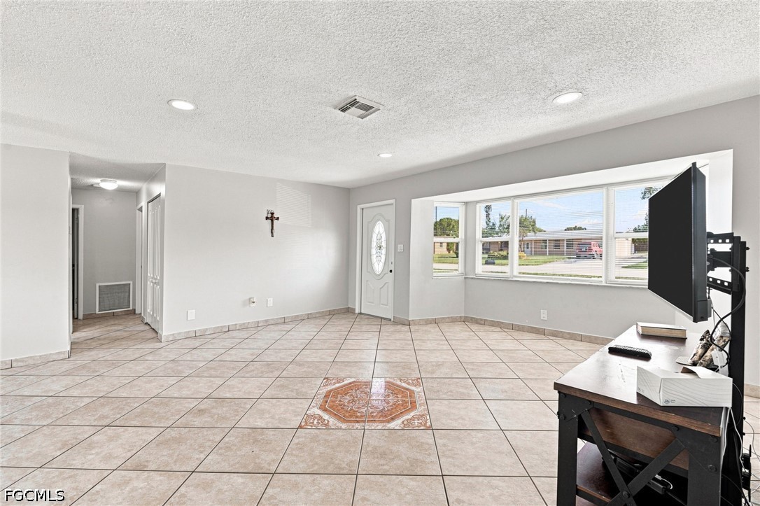 3 Bed SingleFamilyResidence for Sale in San Carlos Park, FL — photo 4