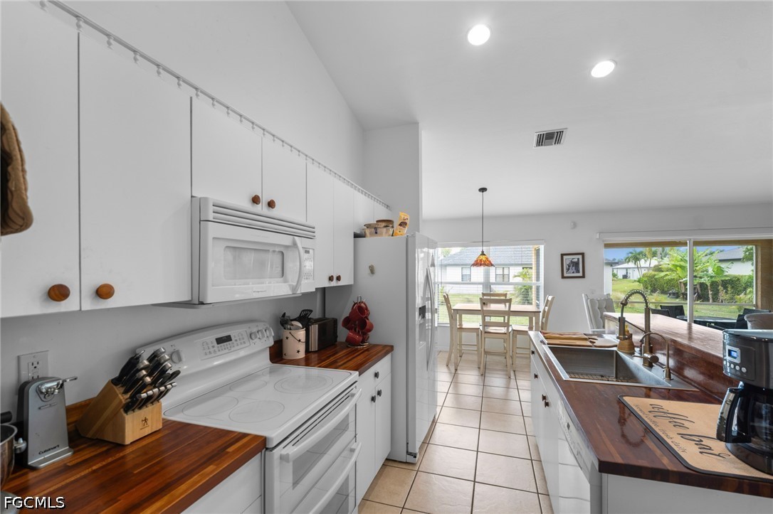 3 Bed SingleFamilyResidence for Sale in Cape Coral, FL — photo 4