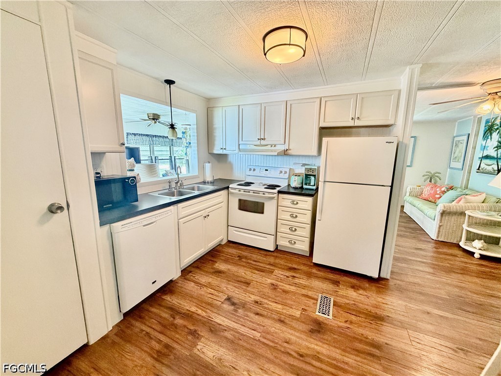 2 Bed ManufacturedHome for Sale in Carriage Village, FL — photo 4