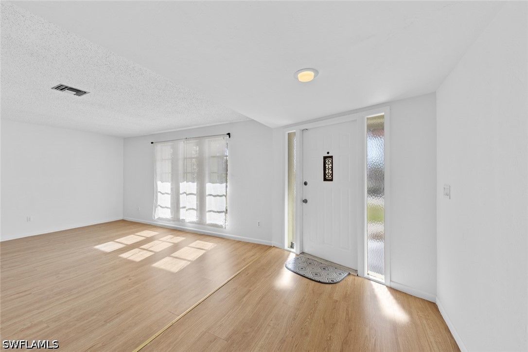 3 Bed SingleFamilyResidence for Sale in North Fort Myers, FL — photo 4