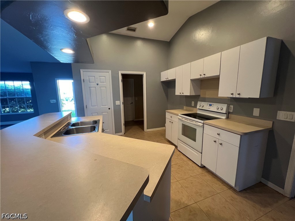 3 Bed SingleFamilyResidence for Sale in Cape Coral, FL — photo 4