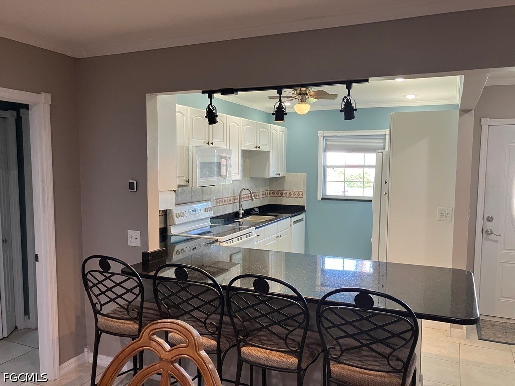 2 Bed Attached for Sale in Myerlee Circle Condo, FL, $1,900 — photo 4