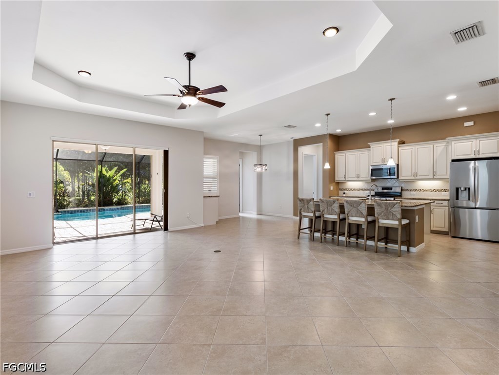 3 Bed Pool Home for Sale in Daniels Place, photo 4