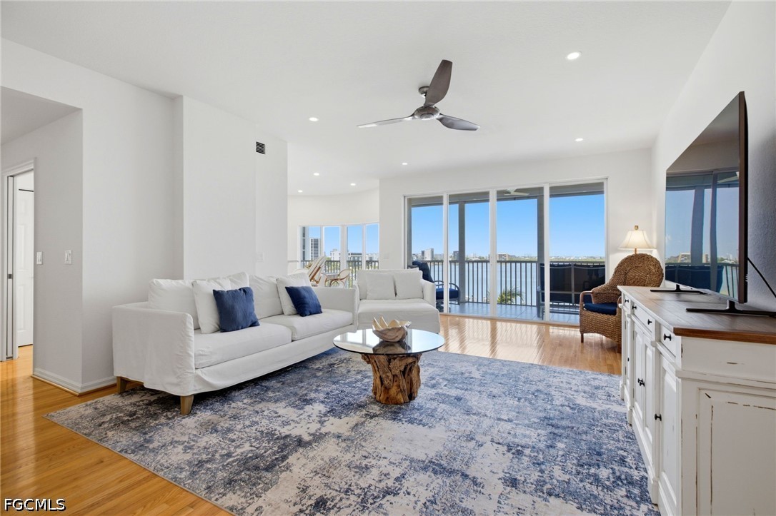 3 Bed Waterfront Home for Sale in Waterside At Bay Beach, photo 4
