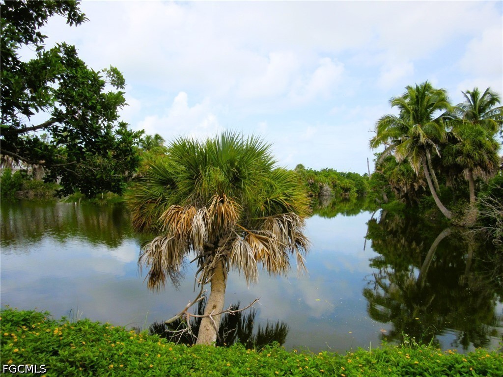 3 Bed Waterfront Home for Sale in The Rocks, FL, $649,000 — photo 4
