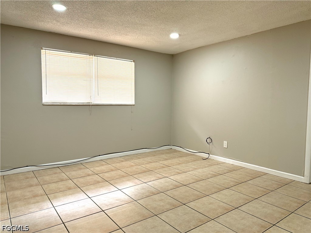 2 Bed Condominium for Sale in Fort Myers, FL, $1,100 — photo 4