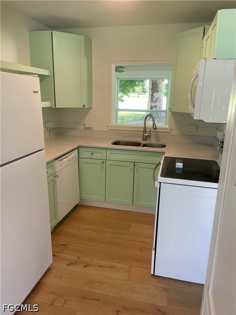2 Bed SingleFamilyResidence for Sale in Allen Court, FL — photo 4