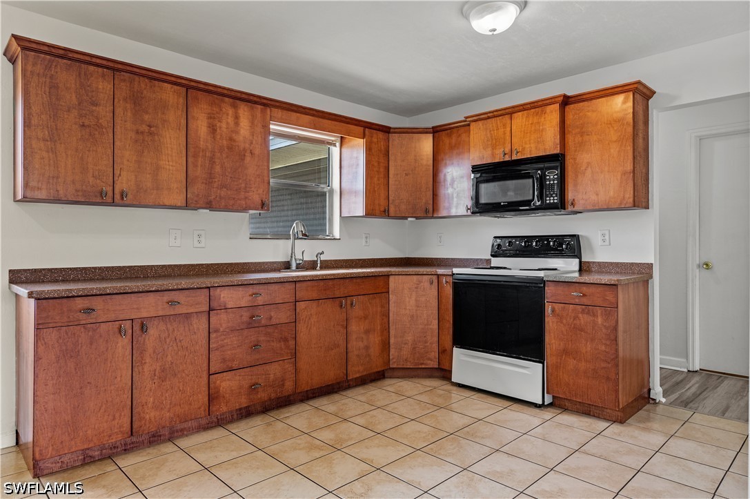 4 Bed SingleFamilyResidence for Sale in Cape Coral, FL — photo 4