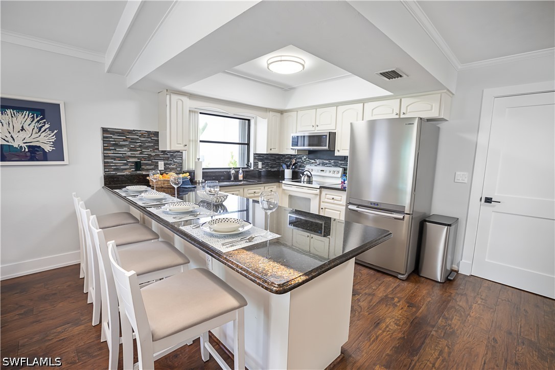3 Bed Pool Home for Sale in Naples Park, photo 4