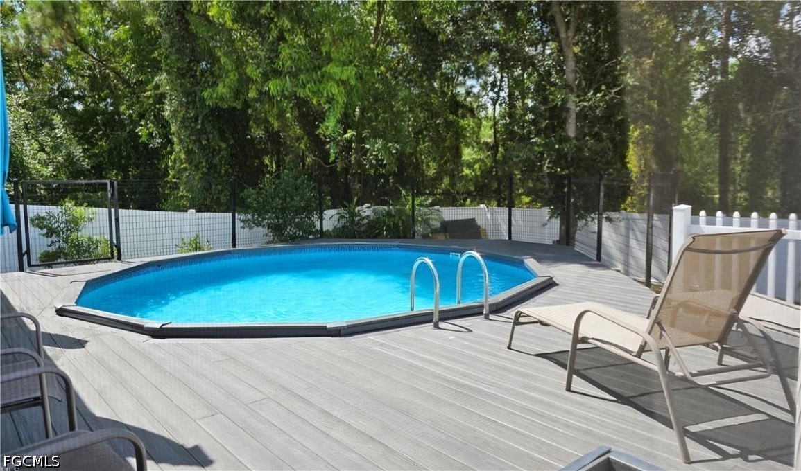 3 Bed Pool Home for Sale in Mirror Lakes, photo 4