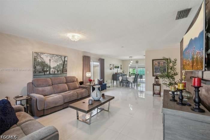 2 Bed SingleFamilyResidence for Sale in Miami, photo 4