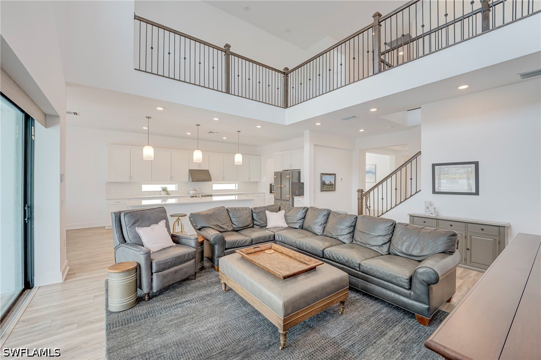 5 Bed Pool Home for Sale in Avalon Park, photo 4