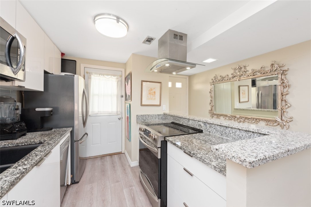 2 Bed Pool Home for Sale in Town Manor, photo 4