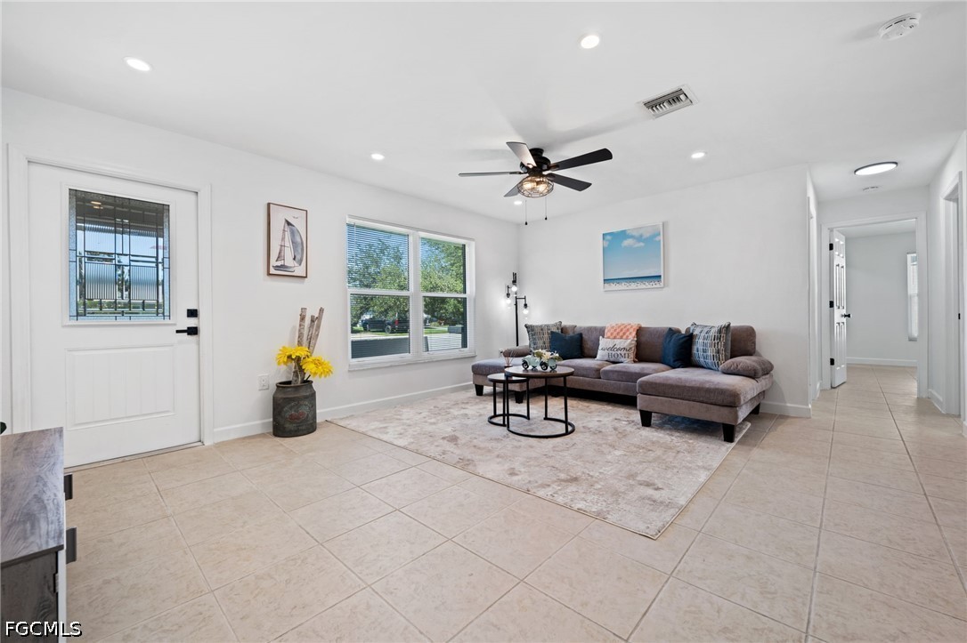 3 Bed Pool Home for Sale in Fort Myers, photo 4