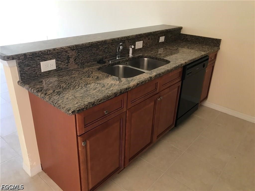3 Bed Duplex for Sale in Cape Coral, photo 4