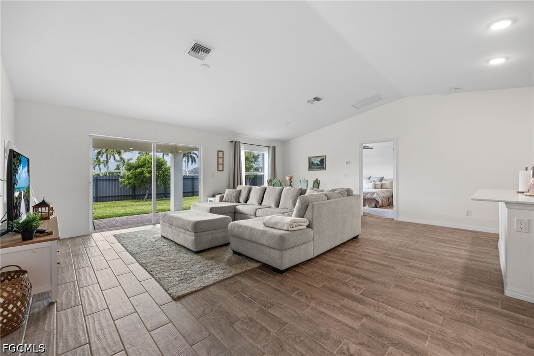 3 Bed SingleFamilyResidence for Sale in Cape Coral, photo 4