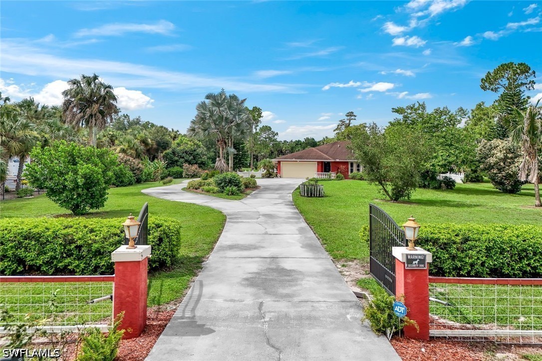 3 Bed Pool Home for Sale in Naples, photo 4