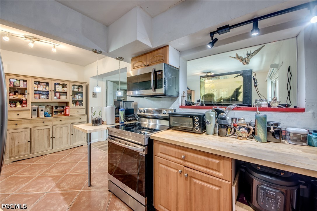 4 Bed SingleFamilyResidence for Sale in North Fort Myers, photo 4