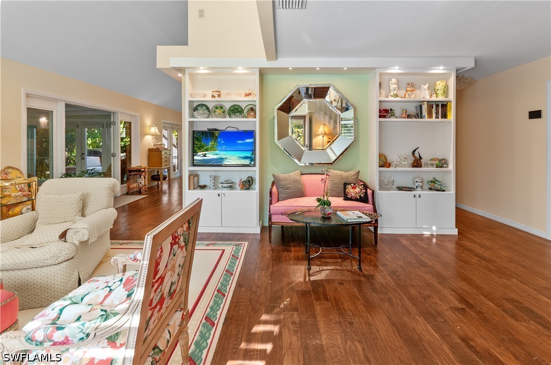 2 Bed Detached for Sale in Naples, photo 4