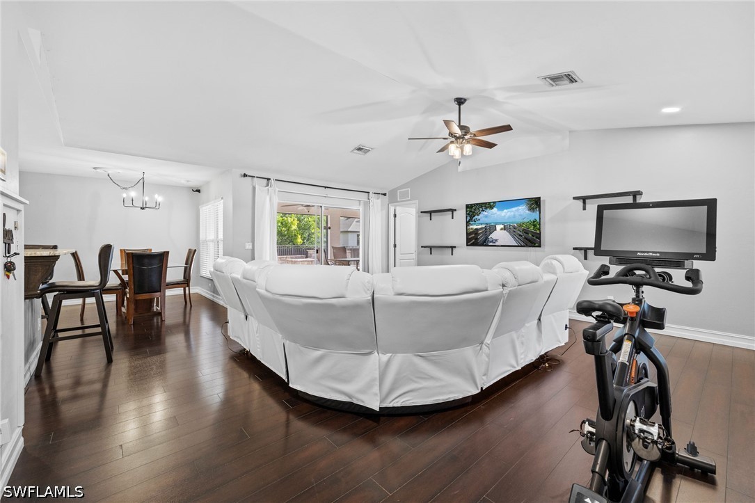 3 Bed SingleFamilyResidence for Sale in Mirror Lakes, photo 4