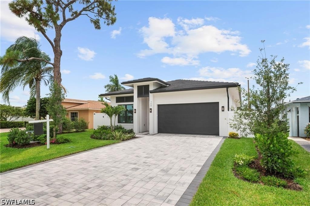 4 Bed Pool Home for Sale in Naples Park, photo 4