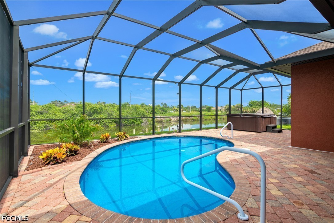 3 Bed Pool Home for Sale in Cape Coral, photo 4