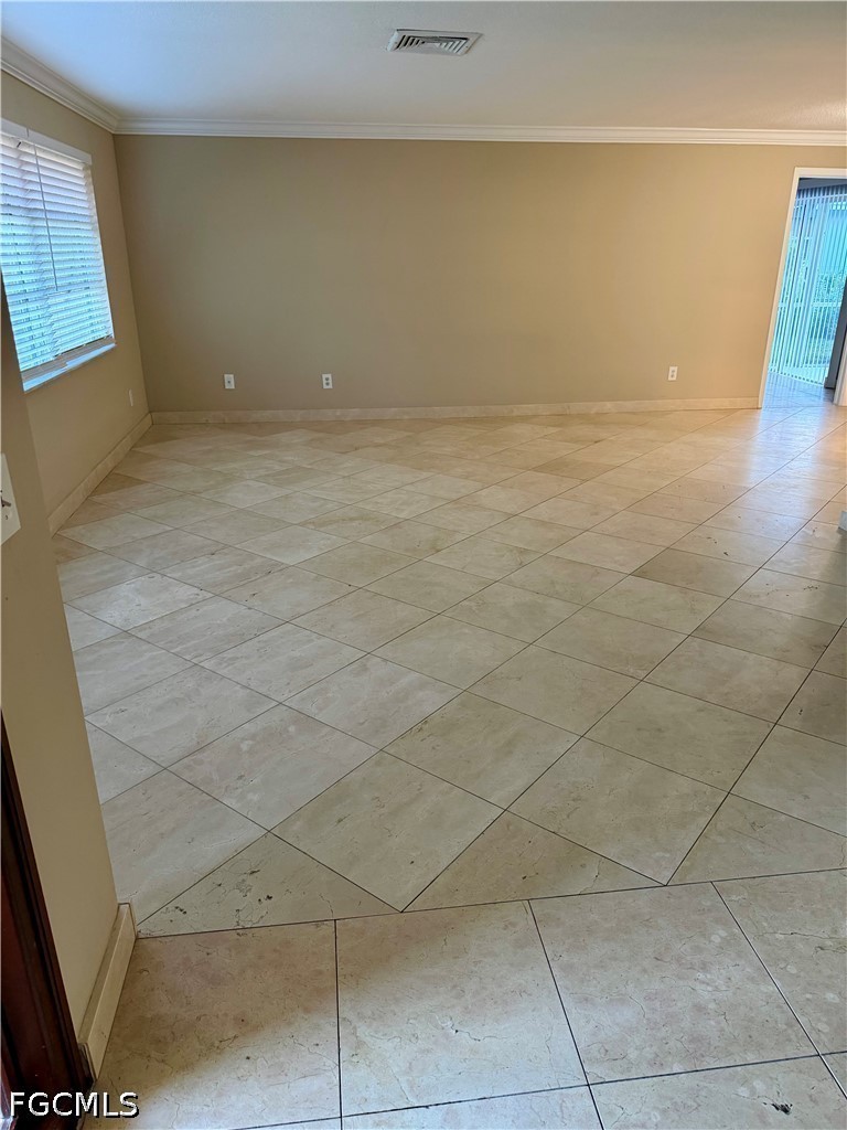 4 Bed Pool Home for Sale in Lakewood, photo 4