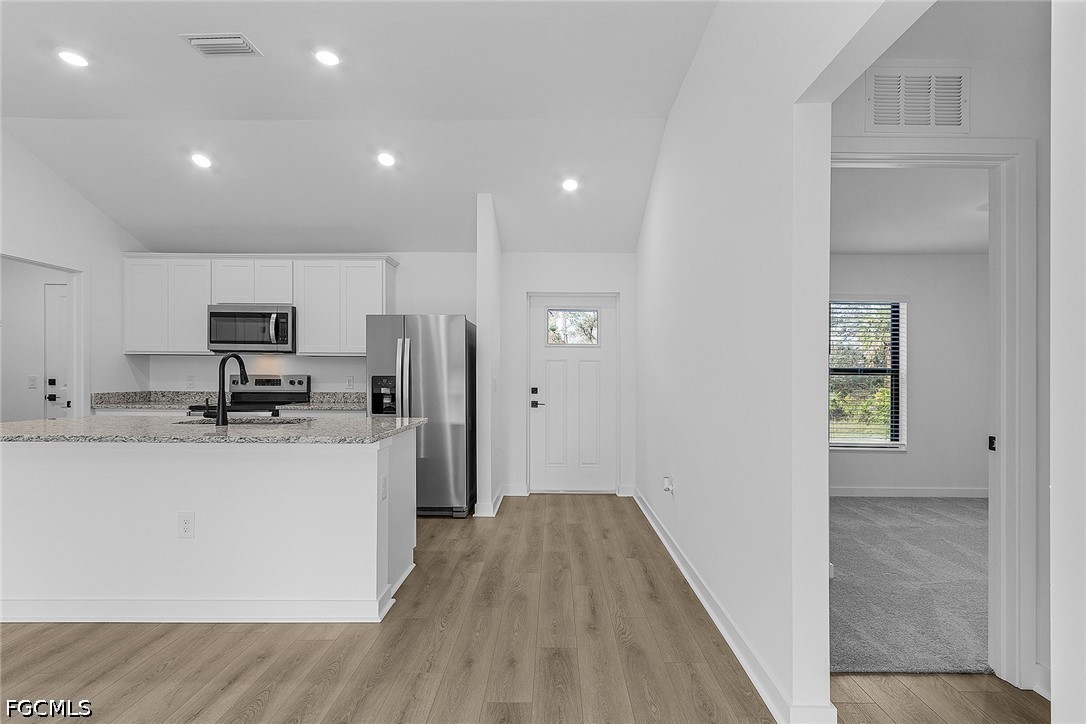 3 Bed SingleFamilyResidence for Sale in Mirror Lakes, photo 4