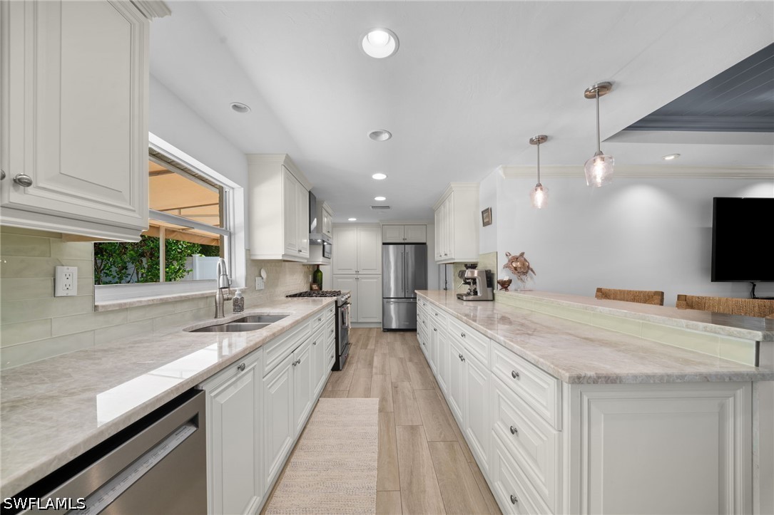 3 Bed Pool Home for Sale in Olde Naples, photo 4
