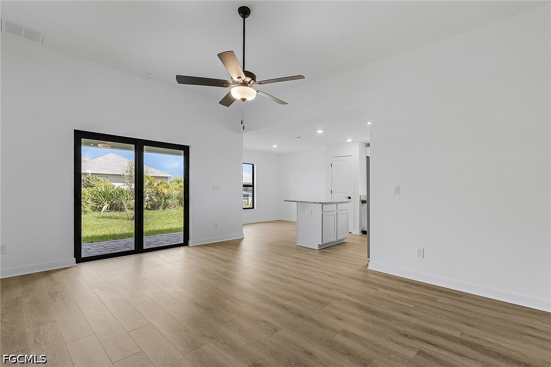 3 Bed SingleFamilyResidence for Sale in Mirror Lakes, photo 4