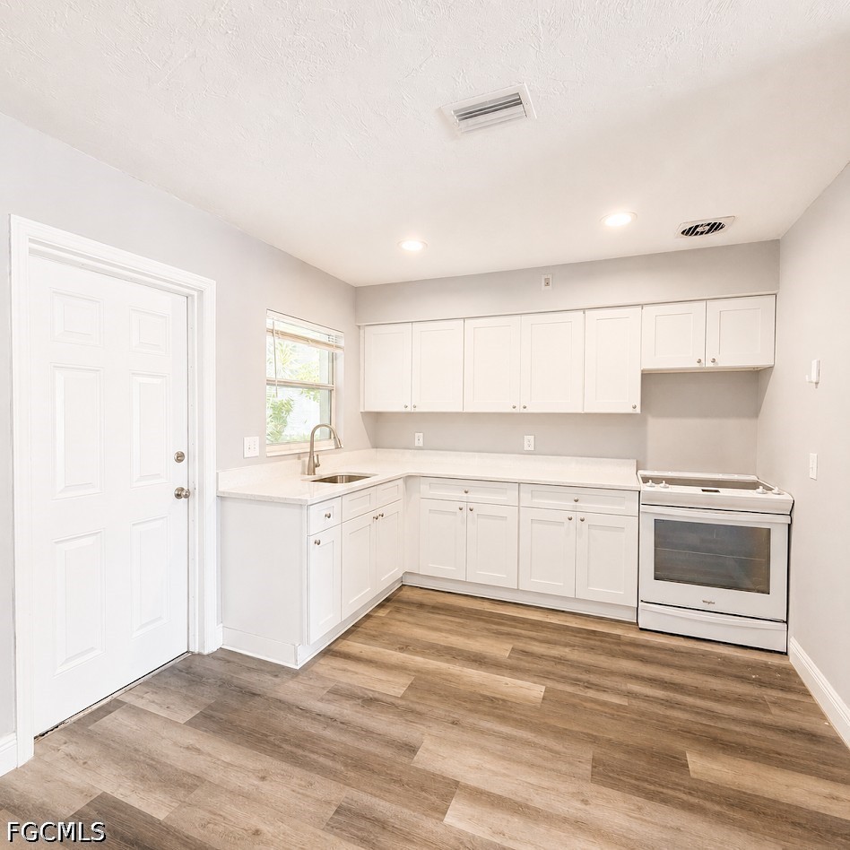 2 Bed Triplex for Sale in Cape Coral, photo 4