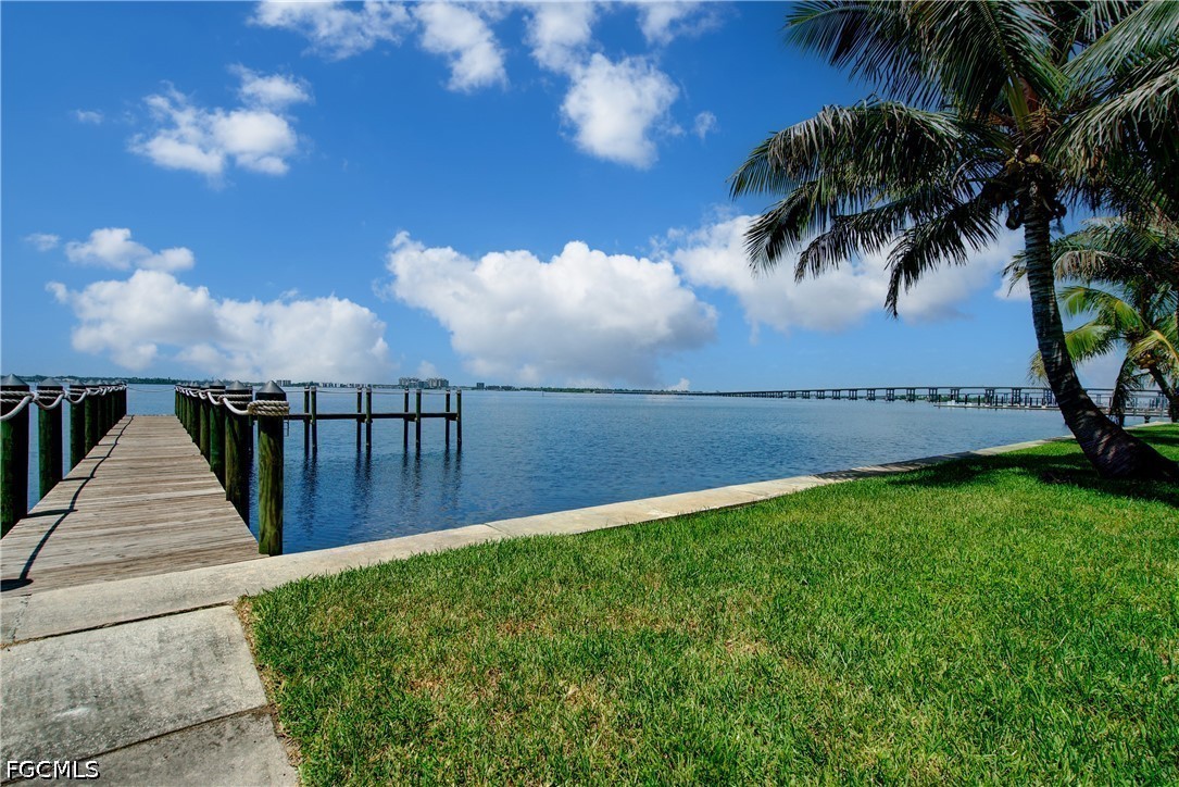 1 Bed Waterfront Home for Sale in Fort Myers, photo 4