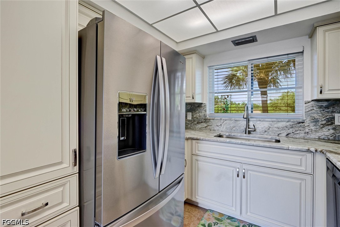 1 Bed Waterfront Home for Sale in Fort Myers, photo 4