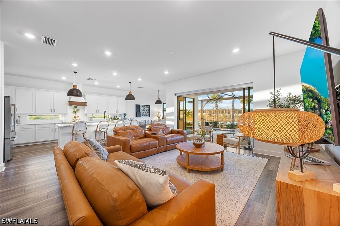 6 Bed Pool Home for Sale in Avalon Park, photo 4