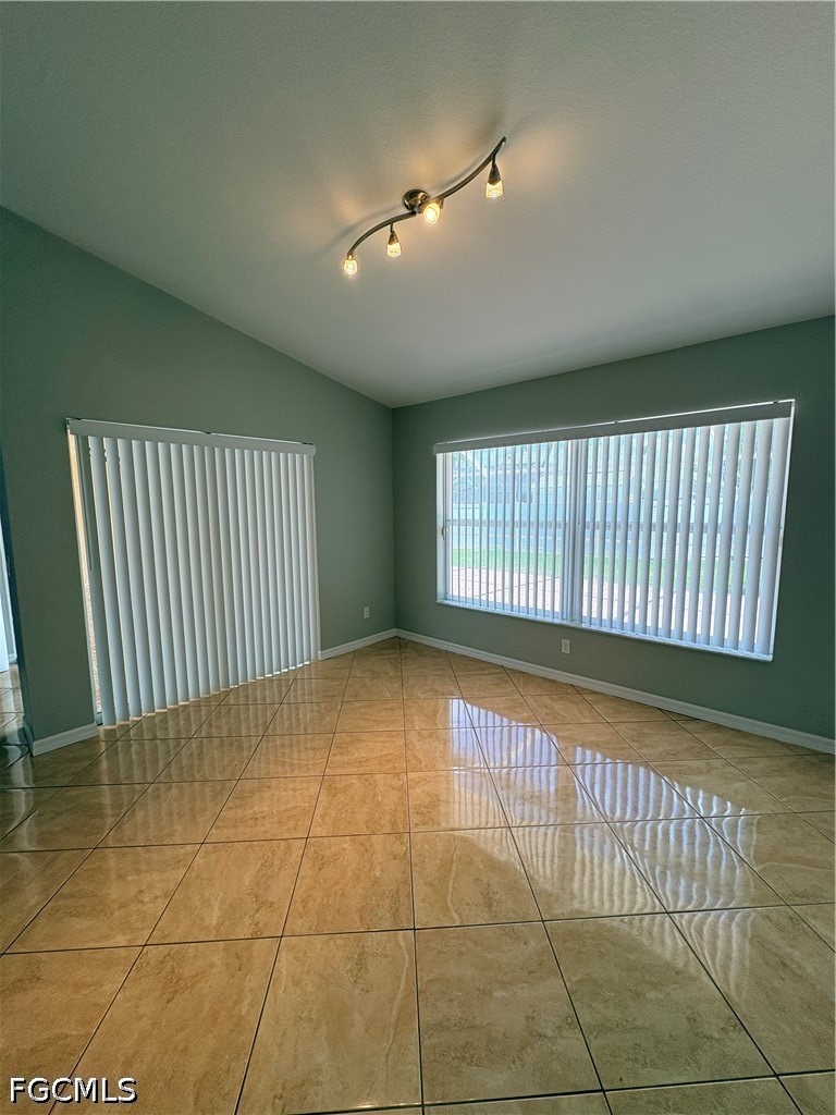 3 Bed SingleFamilyResidence for Sale in Cape Coral, photo 4