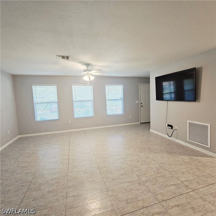 3 Bed SingleFamilyResidence for Sale in Lehigh Acres, photo 4