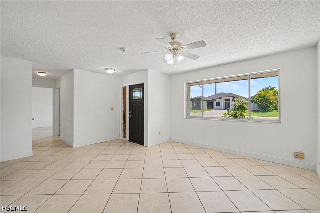 2 Bed SingleFamilyResidence for Sale in Cape Coral, photo 4
