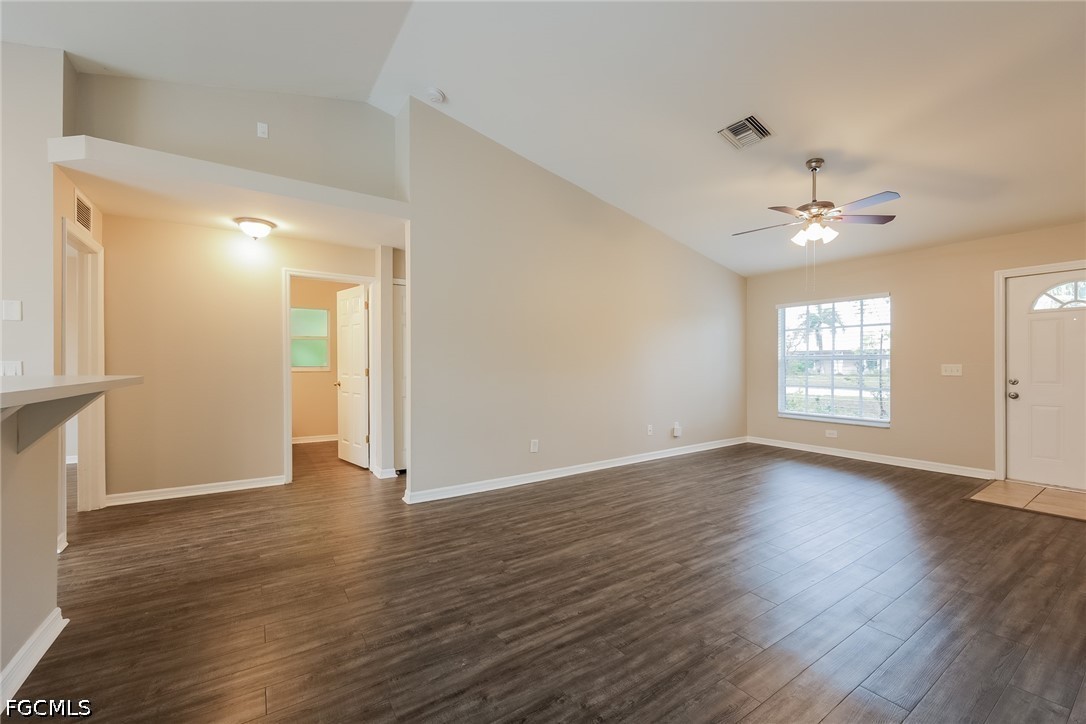 3 Bed SingleFamilyResidence for Sale in Mirror Lakes, photo 4