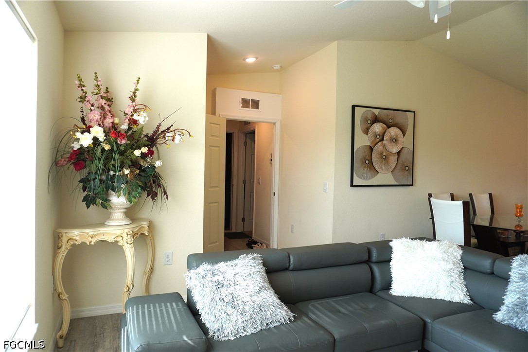 3 Bed SingleFamilyResidence for Sale in Banyan Village, photo 4