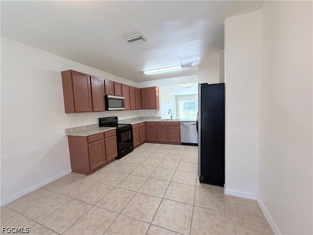 3 Bed SingleFamilyResidence for Sale in Cape Coral, photo 4