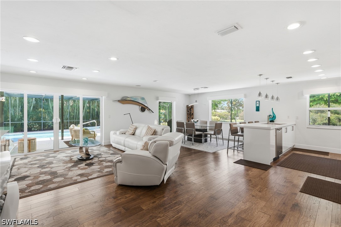 3 Bed Pool Home for Sale in Lakewood, photo 4