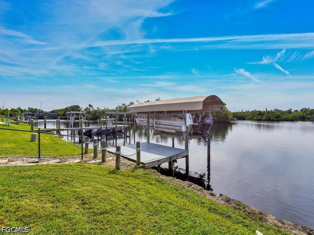 2 Bed Waterfront Home for Sale in Fort Myers, photo 4