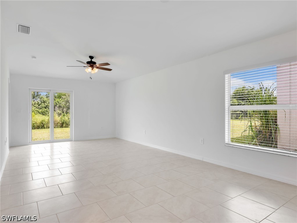 3 Bed SingleFamilyResidence for Sale in Savanna Lakes, photo 4