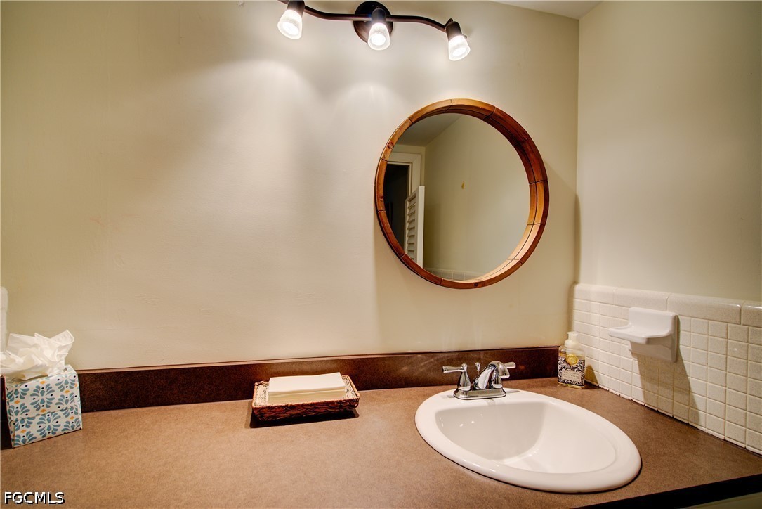 1 Bed Waterfront Home for Sale in Fort Myers, photo 31
