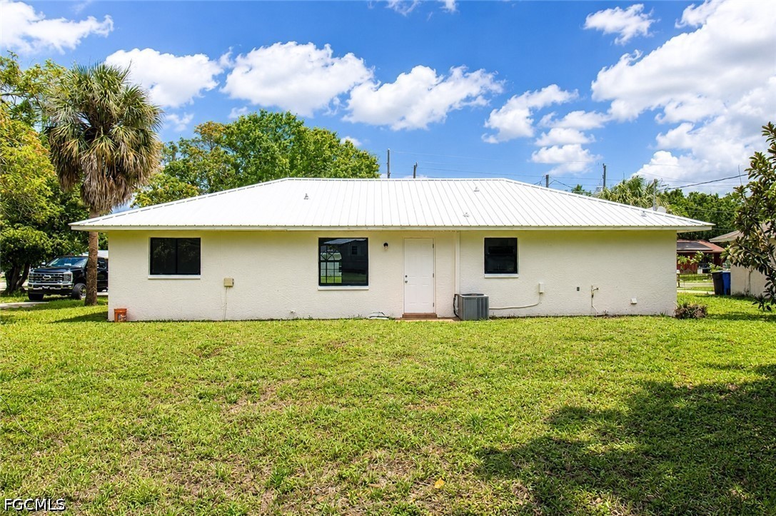 3 Bed SingleFamilyResidence for Sale in Fort Myers, FL — photo 32