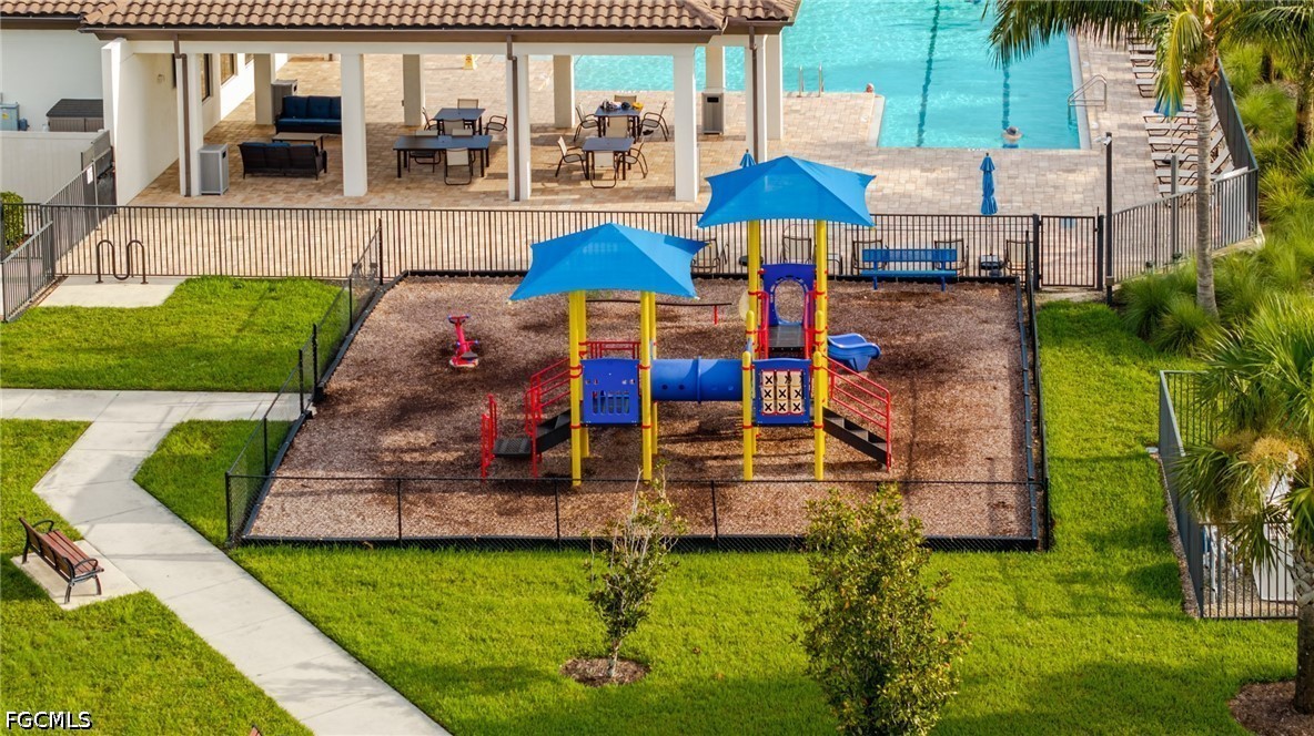 3 Bed SingleFamilyResidence for Sale in Portico, FL — photo 32